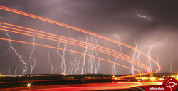 رعد و برق بزرگی در نزدیکی شهر بارستوِ کالیفرنیا در فصل باران ها و طوفان های موسمی٬ آسمان شب را روشن کرده است.