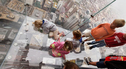 چشم‌انداز برج ویلیس (Willis Tower) قبلاً برج سیرز، ساخت سال ۱۹۷۳، نام یکی از بلندترین ساختمان‌های جهان و از نمادهای شهر شیکاگو است. این ساختمان ۱۱۰ طبقه و۵۲۷ متر ارتفاع دارد و کماکان بلندترین ساختمان آمریکا و سومین برج بلند در جهان است. سالانه بیش یک میلیون نفر از این آسمان خراش دیدن می‌کنند. محفظه شیشه‌ای در طبقه ۱۰۳ و در ارتفاع ۴۱۲ متری از سطح زمین