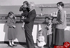 چاپلین و همسر آخرش سال 1952 در کشتی ملکه الیزابت به همراه چهار فرزندشان