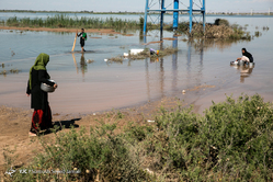 ادامه امدادرسانی به مناطق سیل زده خوزستان
