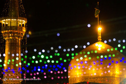 آذین بندی و چراغانی حرم رضوی در شب میلاد امام علی(ع)