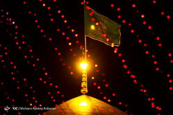 آذین بندی و چراغانی حرم رضوی در شب میلاد امام علی(ع)