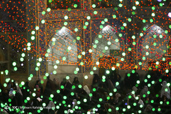 آذین بندی و چراغانی حرم رضوی در شب میلاد امام علی(ع)