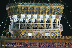 آذین بندی و چراغانی حرم رضوی در شب میلاد امام علی(ع)