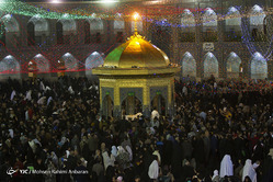 آذین بندی و چراغانی حرم رضوی در شب میلاد امام علی(ع)