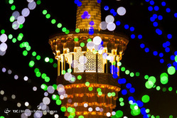 آذین بندی و چراغانی حرم رضوی در شب میلاد امام علی(ع)