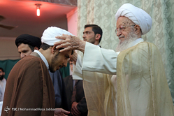 مراسم عمامه گذاری طلاب توسط آیت الله مکارم شیرازی - قم
