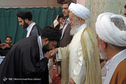مراسم عمامه گذاری طلاب توسط آیت الله مکارم شیرازی - قم
