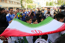 مسابقه فوتبال نمادین هنرمندان، پزشکان و پیشکسوتان فوتبال با کودکان مرکز طبی
