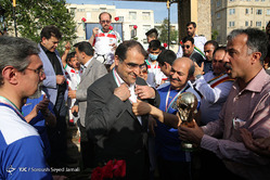 مسابقه فوتبال نمادین هنرمندان، پزشکان و پیشکسوتان فوتبال با کودکان مرکز طبی
