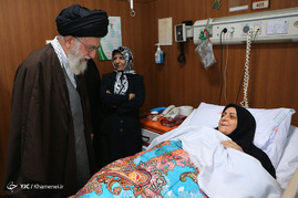 عیادت رهبر معظم انقلاب از حجت‌الاسلام‌ محمدی گلپایگانی و همسر شهید بابایی