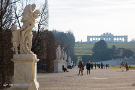 کاخ شون‌برون (به آلمانی Schloß  Schönbrunn) به معنای «چشمه زیبا»، اقامتگاه تابستانی پادشاهان اتریش در وین پایتخت اتریش بوده‌ است و اکنون یکی از آثار مهم فرهنگی این کشور است.