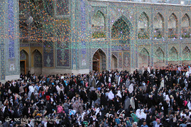 آذین بندی و چراغانی حرم رضوی در شب مبعث پیامبر اکرم(ص)
