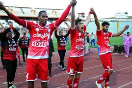 دیدار تیم های فوتبال گسترش فولاد و پرسپولیس
