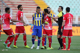 دیدار تیم های فوتبال گسترش فولاد و پرسپولیس
