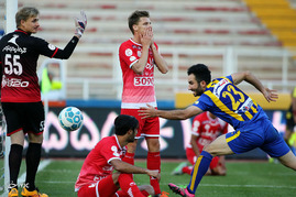 دیدار تیم های فوتبال گسترش فولاد و پرسپولیس
