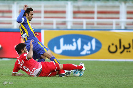 دیدار تیم های فوتبال گسترش فولاد و پرسپولیس
