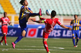 دیدار تیم های فوتبال گسترش فولاد و پرسپولیس
