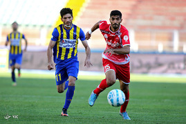 دیدار تیم های فوتبال گسترش فولاد و پرسپولیس
