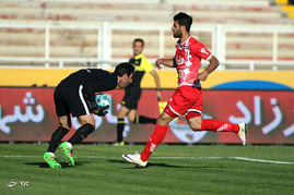 دیدار تیم های فوتبال گسترش فولاد و پرسپولیس
