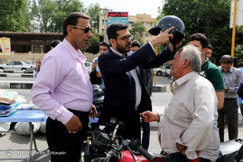 اهداء کلاه ایمنی به موتورسواران فاقد کلاه در شیراز