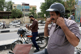 اهداء کلاه ایمنی به موتورسواران فاقد کلاه در شیراز