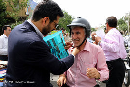 اهداء کلاه ایمنی به موتورسواران فاقد کلاه در شیراز