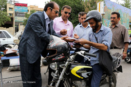 اهداء کلاه ایمنی به موتورسواران فاقد کلاه در شیراز