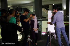 اکران خصوصی فیلم سینمایی عادت نمی‌کنیم
