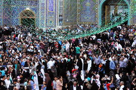 حال و هوای حرم رضوی و شهر مشهد در شب نیمه شعبان 
