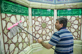 غبارروبی مسجد جمکران در آستانه ماه مبارک رمضان	
