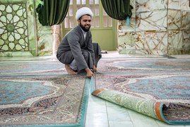 غبارروبی مسجد جمکران در آستانه ماه مبارک رمضان	
