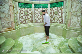 غبارروبی مسجد جمکران در آستانه ماه مبارک رمضان	
