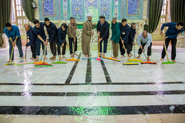 غبارروبی مسجد جمکران در آستانه ماه مبارک رمضان	

