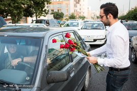فروش هفتصد شاخه گل به نفع کودکان کار
