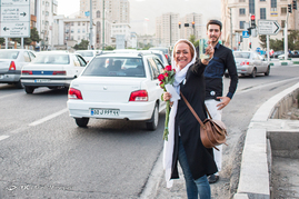 فروش هفتصد شاخه گل به نفع کودکان کار
