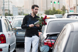 فروش هفتصد شاخه گل به نفع کودکان کار
