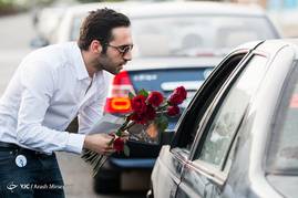 فروش هفتصد شاخه گل به نفع کودکان کار
