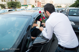 فروش هفتصد شاخه گل به نفع کودکان کار
