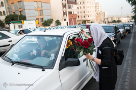 فروش هفتصد شاخه گل به نفع کودکان کار
