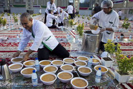عظیم ترین سفره افطاری در حرم امام رضا علیه السلام
