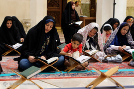 آیین جزء خوانی قرآن کریم در حرم مطهر شاهچراغ (ع)
