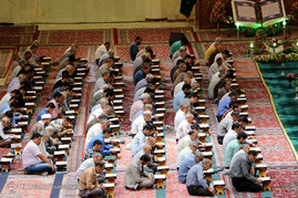 آیین جزء خوانی قرآن کریم در حرم مطهر شاهچراغ (ع)
