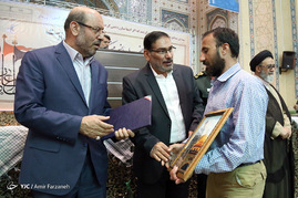 تجلیل از خانواده شهدای مدافع حرم در بیست و ششمین محفل انس پیشکسوتان جهاد و شهادت
