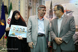 تجلیل از خانواده شهدای مدافع حرم در بیست و ششمین محفل انس پیشکسوتان جهاد و شهادت