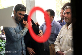 حضور خانواده‌ی محسن نوروزی، آخرین قربانی حادثه شهران در باشگاه خبرنگاران جوان
