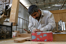 کارگاه ساخت پنجره‌های چوبی حرم مطهرامام موسی کاظم(ع) و امام جواد(ع) - شیراز
