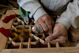 کارگاه ساخت پنجره‌های چوبی حرم مطهرامام موسی کاظم(ع) و امام جواد(ع) - شیراز
