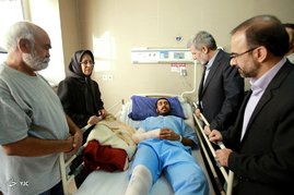 عیادت جانشین وزیر دفاع از سربازان حادثه دیده در بیمارستان شهید رجایی شیراز‎
