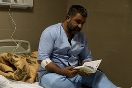 مراسم احیای شب بیست و یکم ماه رمضان بر بالین مصدومان سانحه تصادف اتوبوس سربازان در شیراز‎